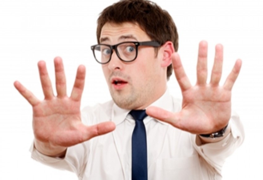 Отрицание в психологии. Человек возражает. Он отрицает все. Отказывающийся человек на белом фоне. Он отрицает все.