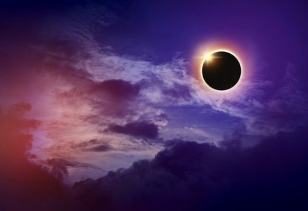 Lua Nova em Capricórnio e eclipse parcial do Sol