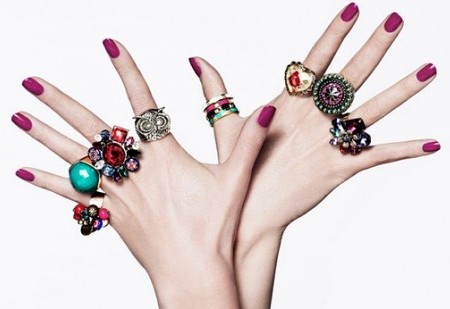 Conheça o significado de usar anéis em cada dedo!