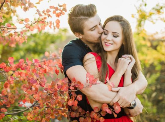 beautiful-loving-couple-romance-in-nature-autumn-leaves-hd-wallpaper-1920x1200-915x515-540x400.jpg